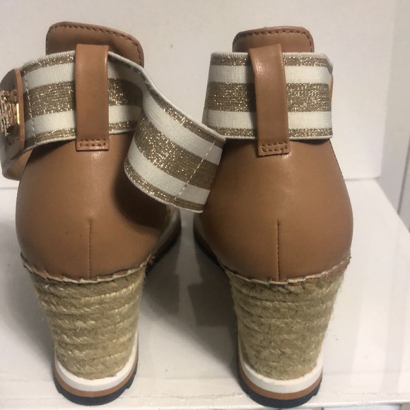 Tommy Hilfiger size 8 color blue,white and tan very nice shoe - Picture 5 of 6